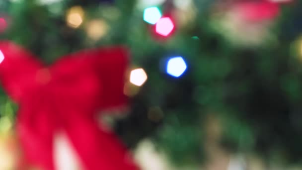 Navidad borrosa luces multicolores están ardiendo brillantemente. — Vídeos de Stock