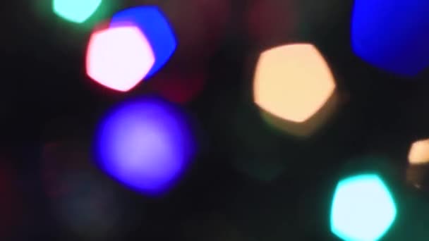 模糊的圣诞五彩缤纷的彩灯在明亮地燃烧着. — 图库视频影像