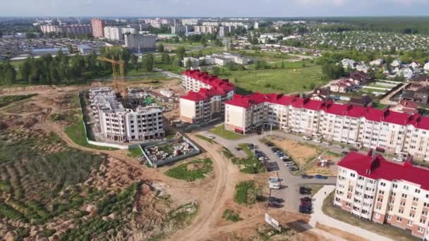 Vista aérea de un moderno edificio de apartamentos en construcción. — Vídeos de Stock