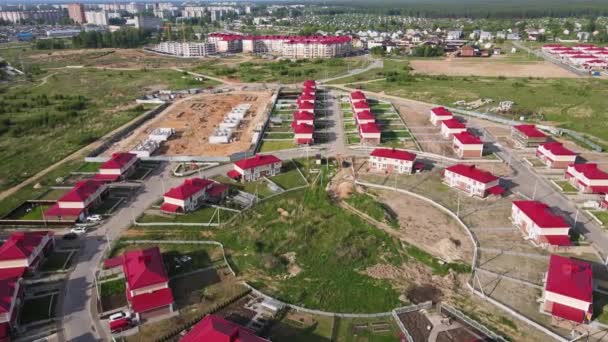 Air view of a modern cottage village in the suburbs. — Stockvideo