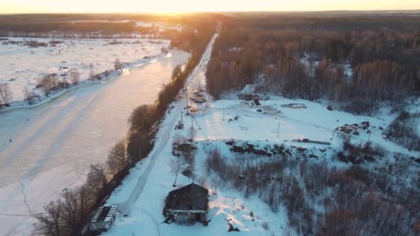 Gün batımında donmuş nehirle güzel kış manzarası, hava manzarası. — Stok video