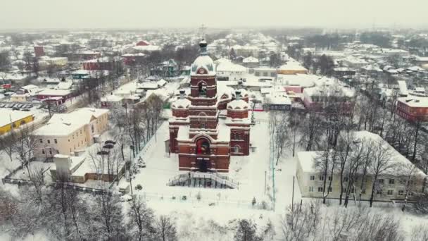 Snöig vinterstadsbild med hus och kyrka, flygutsikt. — Stockvideo