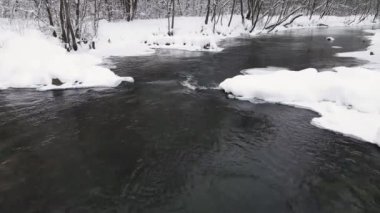 Buzsuz bir nehri ve havadan manzarası olan muhteşem bir kış manzarası..