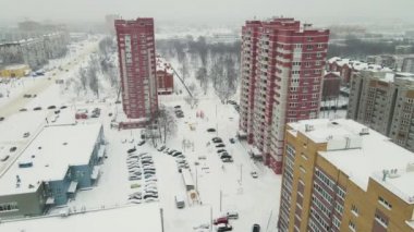 Yüksek binalar kışın beyaz karla kaplıdır.. 