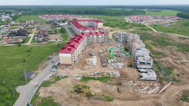 Moderno multi-piso, edificio de apartamentos, vista aérea — Vídeos de Stock