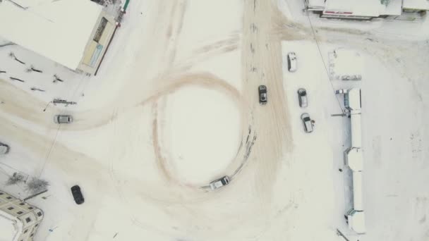 Autos auf einer Stadtstraße, die nach einem Schneesturm mit dickem weißen Schnee bedeckt ist. — Stockvideo