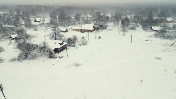 Prachtig winterdorpslandschap met houten huizen, uitzicht vanuit de lucht. — Stockvideo