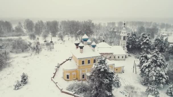 美しい雪に覆われた田園風景と教会、冬、空の景色. — ストック動画