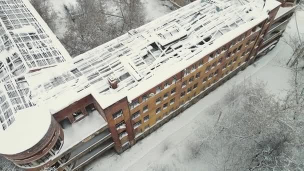 El techo destruido cubierto de nieve de un edificio urbano de gran altura. — Vídeos de Stock