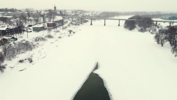Величественный снежный зимний пейзаж, вид с воздуха, автомобильный мост и замерзшая река. — стоковое видео