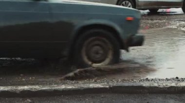 Kötü havada suyu olan derin çukurlar, hasarlı yol altyapısı.