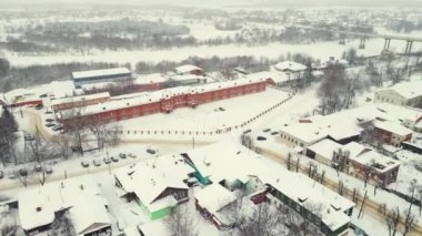 Küçük evleri, ağaçları ve havadan manzarası olan muhteşem bir kış şehri.. 