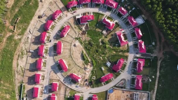Nuevo y moderno pueblo de campo en los suburbios, vista aérea. — Vídeos de Stock