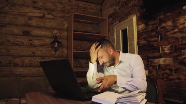 Een noodlijdende zakenman grijpt zijn hoofd, zwaait met zijn handen, heeft verliezen.. — Stockvideo