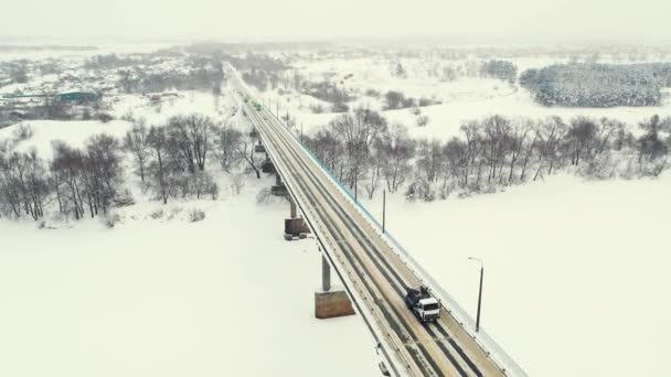 Hermoso paisaje de invierno con río congelado y puente de carretera, — Vídeo de stock