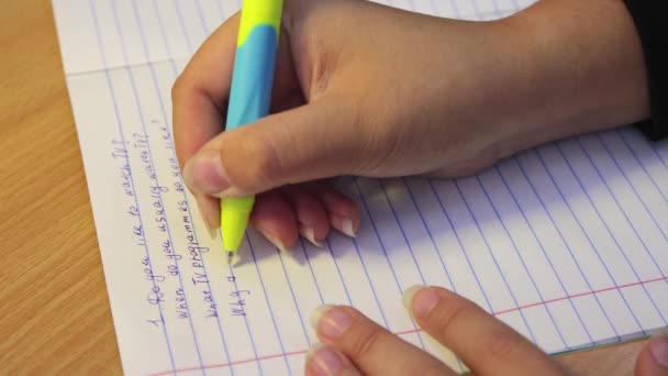 Leerlingen handen close-up in slecht handschrift schrijven in native Engels. — Stockvideo