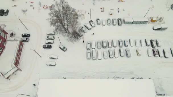 Bilar parkerade på gården av hus täckta med snö efter en snöstorm. — Stockvideo