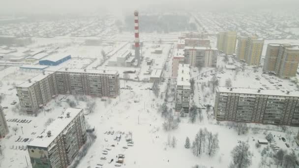 Snötäckt sovplats i staden på vintern med höghus. — Stockvideo