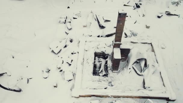 Ausgebranntes Dorfhaus, Ofen mit verkohltem Schornstein, Winterlandschaft. — Stockvideo