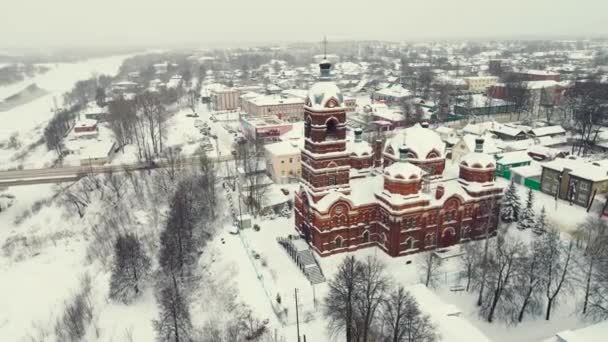 아름다운 겨울 풍경, 공중에서의 풍경, 강둑에 있는 마을 과 교회. — 비디오