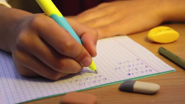 Lise öğrencisi bir defterde matematik örnekleri çözüyor.. — Stok video