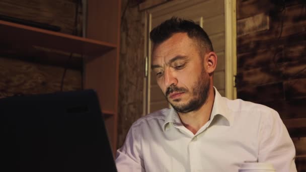 Un uomo d'affari bello e concentrato prende appunti in un quaderno, fa progetti. — Video Stock