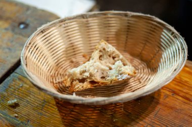 Neredeyse boş ekmek sepeti yenmiş.