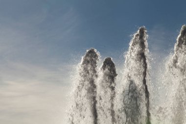 Su fıskiyesinin yakınına sertçe su sıçratan fıskiyeler.