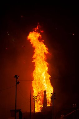 Las Fallas Valencia İspanya 'da yanan büyük bir heykel.