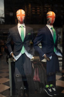 Mağaza vitrininde manikinler alışveriş kıyafetleri moda vitrinleri
