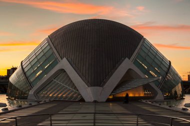 Valencia, İspanya 'daki sanat ve bilim şehrinde hemisferik gün batımı