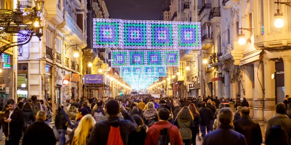 Valencia İspanya Dekorasyon Caddesi 'nde büyük bir kalabalık var.