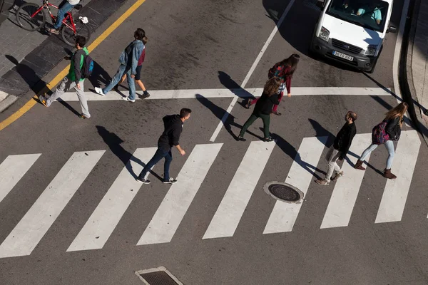 Karşıdan karşıya geçen yayaların yüksek açılı tepehoto 'su, insanlar, Oviedo, İspanya