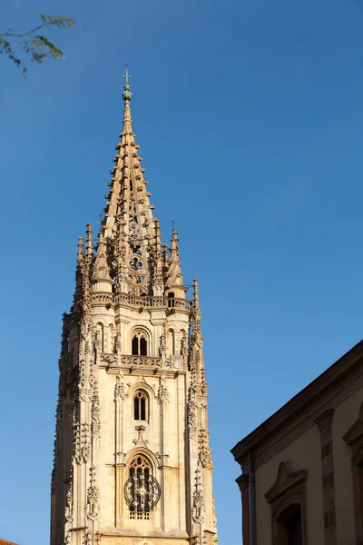 Antyczna Wieża Kościelna Błękitne Niebo Religijne Europejskie — Zdjęcie stockowe