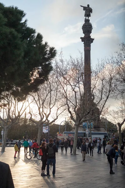 바르셀로나의 콜론에 관광객 크리스토퍼 콜럼버스 기념비 — 스톡 사진