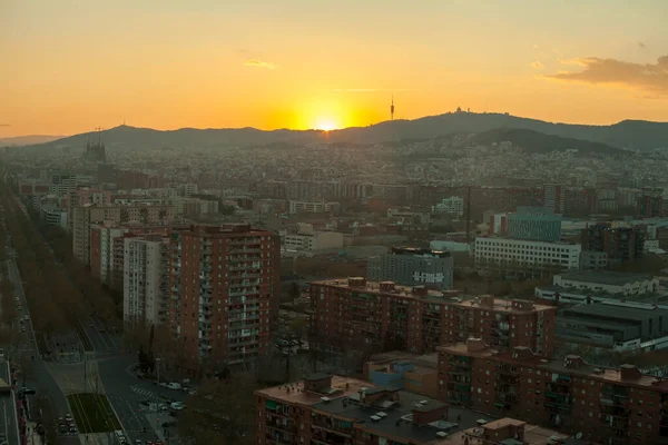 巴塞罗那的城市景观和日落时的Tibidabo山 — 图库照片