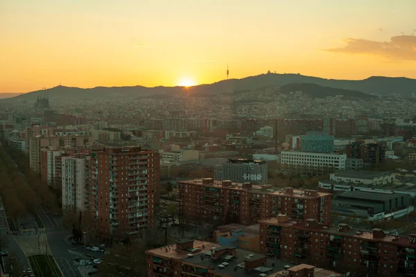 Cityscape Της Βαρκελώνης Και Mount Tibidabo Κατά Δύση Του Ηλίου — Φωτογραφία Αρχείου