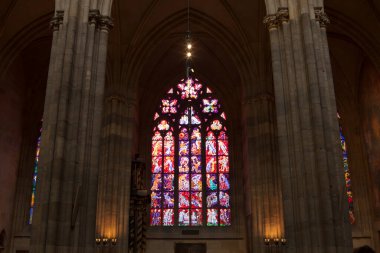 Prag katedralindeki renkli kilise pencereleri, pembe, sanat, eski, din.,