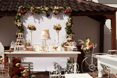 Vaftizci resepsiyonu aile için dini kutlama pastası hazırladı.