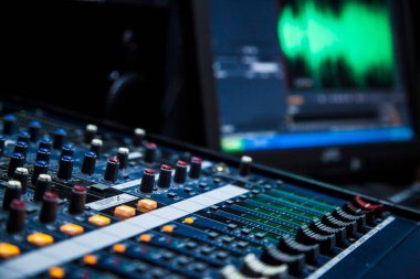 ses kaydı stüdyo konsolu bilgisayar yazılım yayını podcast