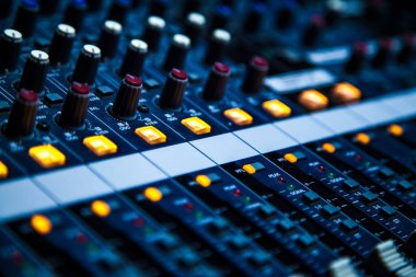 Ses konsolu kayıt stüdyosunun ekolayzır radyo sesini kapat