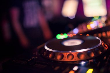 Parti konsolu, müzik, elektronik müzik, rave sırasında DJ konsolunu kapat