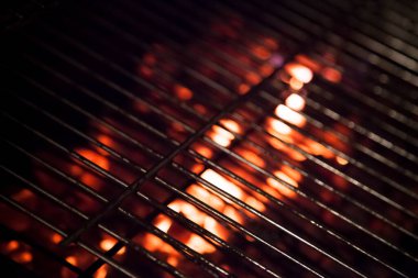 Izgara kömürü bokeh 'e yakın.