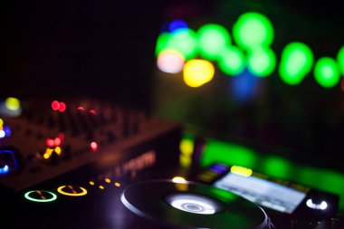 Parti konsolu, müzik, elektronik müzik, rave sırasında DJ konsolunu kapat