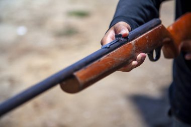 Yakın mesafeden, eski bir tüfek, av tüfeği, av tüfeği.