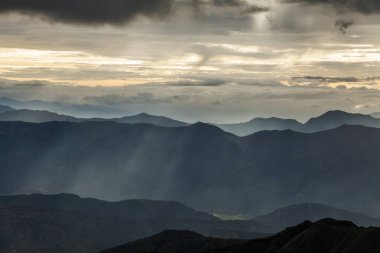 Dumanlı And Dağlarının manzarası Altın saat, Loja 'da alacakaranlık, Ekvador