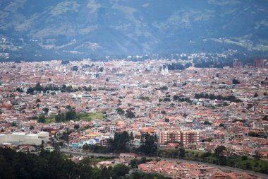 Yüksek açılı Cityscape Cuenca, Ekvador, küçük şehir, kasaba, hava