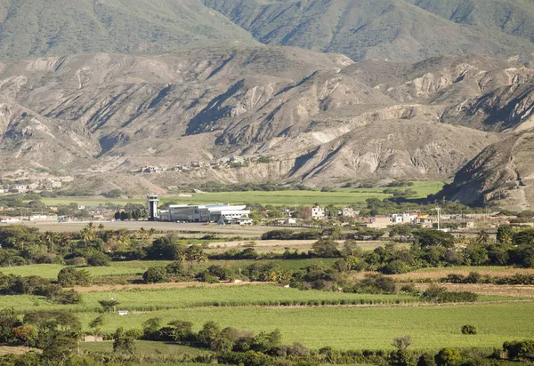 Teleaufnahme Flughafen Loja Ecuador Andes Berge Zuckerrohrlandschaft — Stockfoto