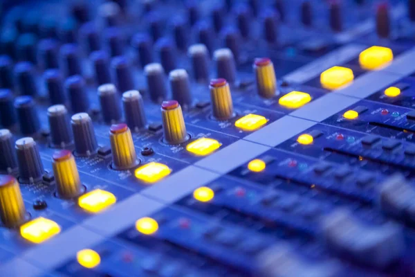 Ses konsolu kayıt stüdyosunun ekolayzır radyo sesini kapat