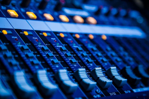 Ses konsolu kayıt stüdyosunun ekolayzır radyo sesini kapat